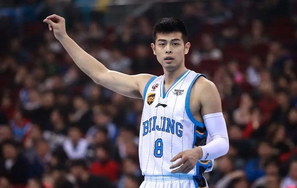 克里夫兰骑士国际比赛日复出首秀，志在CBA季后赛名次提升，赛场秩序良好，年轻球员得到机会的简单介绍